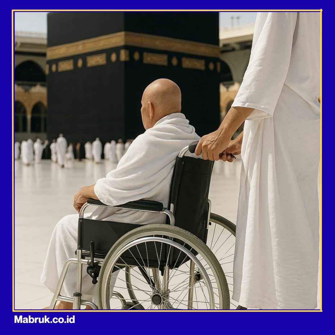Lansia Istirahat di Tengah Tawaf