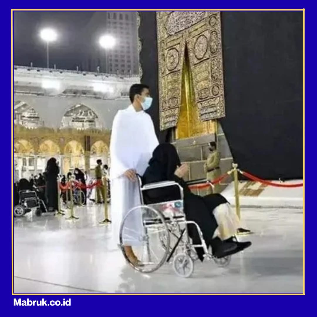 Lansia Istirahat di Tengah Tawaf