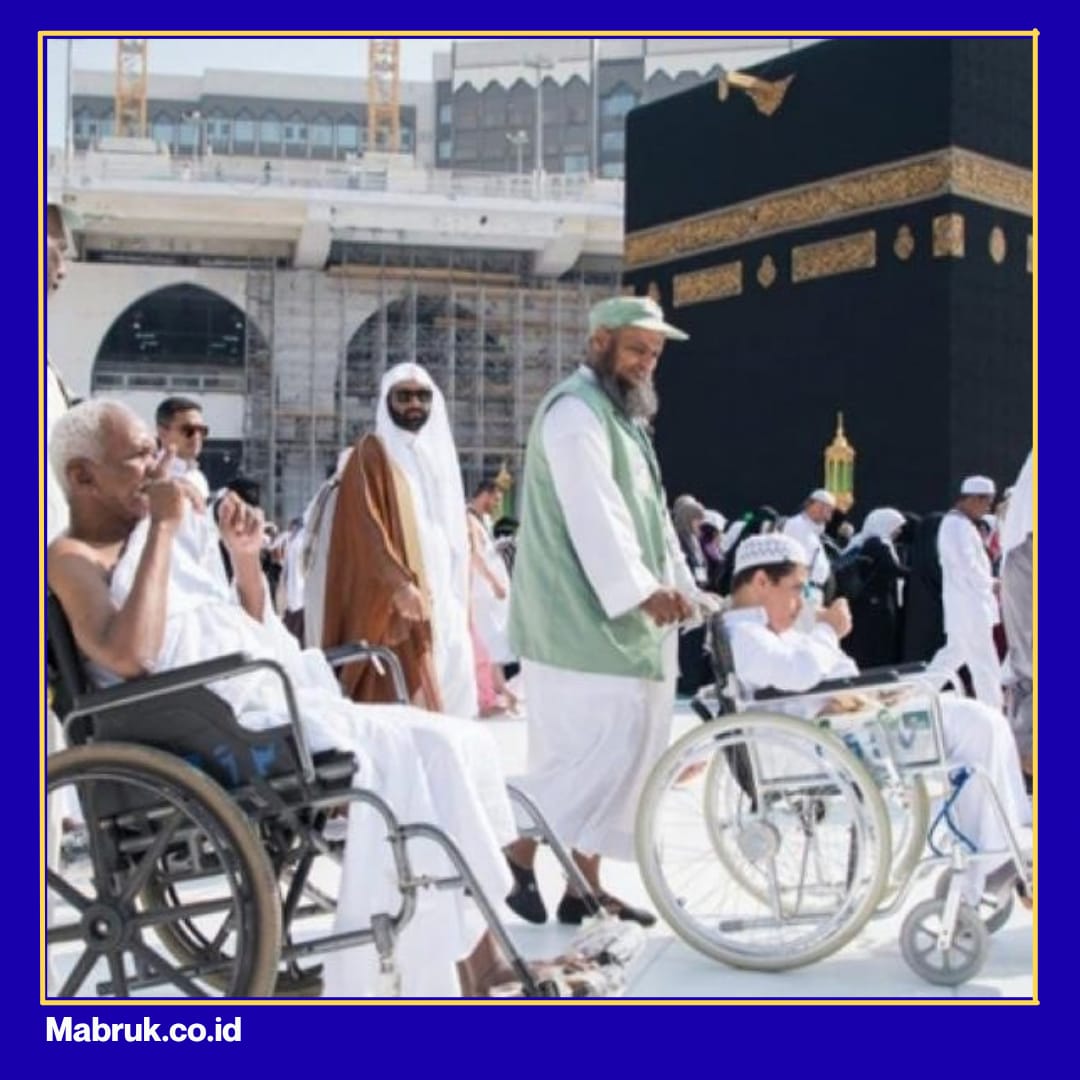 Lansia Istirahat di Tengah Tawaf